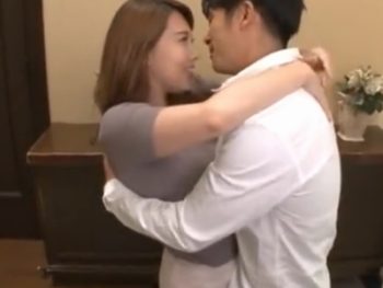 不倫相手と玄関でおっぱじめる不倫妻の昼間の情事巨乳のアダルト動画