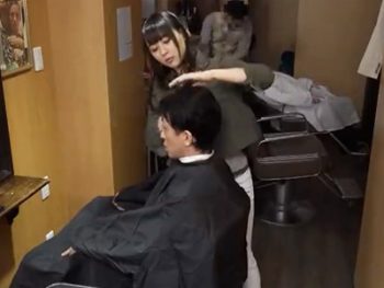 綺麗な美容師のお姉さんが手コキしてきたのでそのままチンコをぶち込み！お姉さんの無料アダルト動画