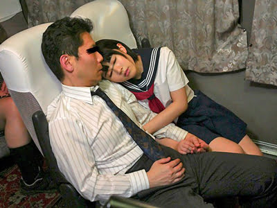 男を求めて夜行バスに乗り寝静まった車内でHなイタズラをしかけるJK巨乳女子校生美少女痴女中出しのアダルトエロ動画