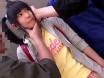 パイパンロリを誘拐→野外で中出しレイプキメる鬼畜オッサン素人美少女パイパン中出しレイプのエロ動画