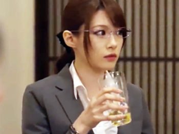 美人で可愛い人妻OLが飲み会でベロンベロンに酔わされて輪姦されちゃうｗ人妻OLめがねレイプのエロ動画