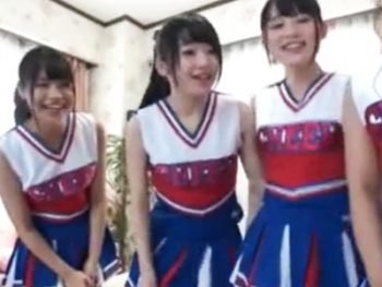 ヤリマンJDチア軍団が童貞のコーチを痴女って強制中出し筆おろしｗ美少女痴女童貞中出し乱交のアダルト動画