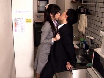 会社だって死角があればどこでも挿入！愛人関係のOLとオフィスの至る所で内緒のパコお姉さんOLのアダルト動画