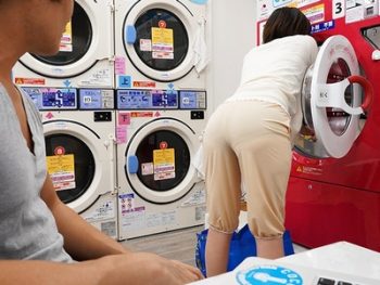 日常に刺激が欲しい欲求不満妻は…コインランドリーでわざと下着を落として男を絡めとる！痴女人妻七緒夕希のアダルト動画