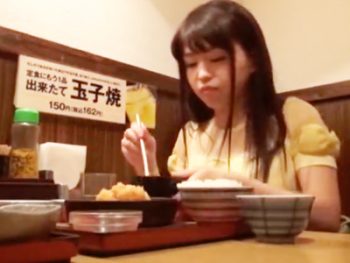 無警戒に大男の家に上がり込む堪らん小柄体型のミニマム美少女に中出し素人美少女中出しの無料エロ動画