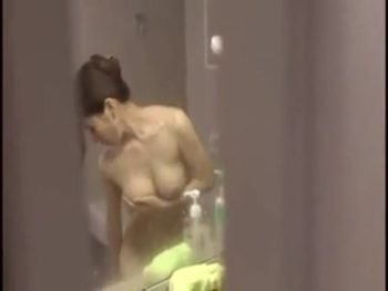 再婚相手の息子にオナニー見られて近親相姦SEX迫られる巨乳人妻巨乳人妻近親相姦オナニーのポルノ動画