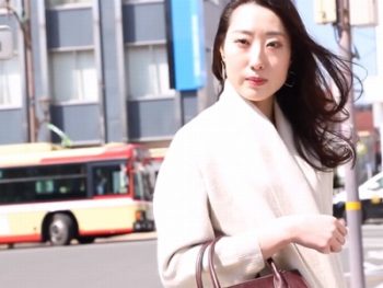 旦那と仲悪くはないと言いながらも野外でデカチン欲しがる超淫乱妻ｗ素人痴女人妻ハメ撮りのアダルト動画