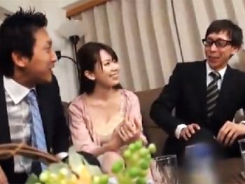 旦那の寝ている横でノリノリで不倫中出しさせちゃう白肌巨乳妻ｗお姉さん人妻中出しの無料アダルト動画