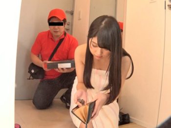 正統派美少女が自宅にきた宅配員に露出しアブノーマルな性癖を露呈美少女中出し露出のエロ動画