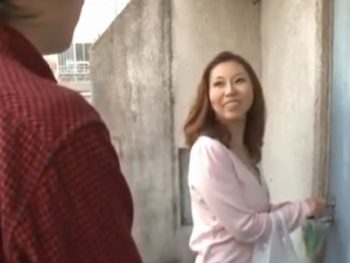 訪問者チンポを手コキフェラでぶっこ抜く痴女人妻痴女人妻フェラ手コキのエロ動画