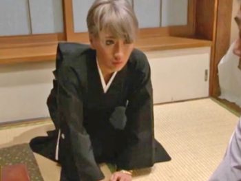 黒ギャル未亡人AIKAが旦那の遺影の前で犯され不覚にも絶頂イキ！AIKAギャル近親相姦巨乳人妻顔射のアダルト動画