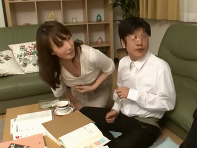 息子の友人を誘惑して生チンポを求める変態熟女妻ｗ痴女人妻熟女中出しのアダルト動画