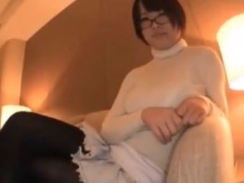 メガネ巨乳なちょいブスお姉さんに生チンぶち込み中出しパコ！巨乳お姉さん水着めがね中出しのアダルト動画