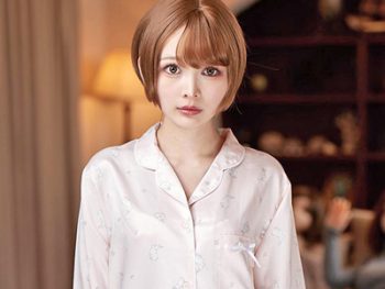 ラブドール愛好家のオタクたちにバレないように動きや声ガマンのSEX美少女のエロ動画