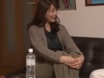 若いチンポ欲しがってる熟女妻の期待に応え中出し素人人妻熟女中出しのアダルト動画