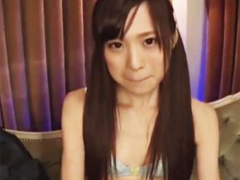 笑顔がかわいいスレンダー娘がおっさんのチンポをじゅっぽりしゃぶる美少女痴女フェラのアダルト動画