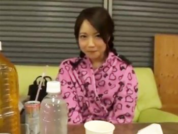 童顔な女王様がM男に大量放尿からの高速フェラでシゴき上げ！美少女痴女M男フェラ手コキ戸田真琴の無料エロ動画