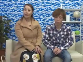 真面目に見えて淫乱な熟女妻が年下男子の勃起チンポをフェラチオ抜き人妻熟女顔射のアダルト動画