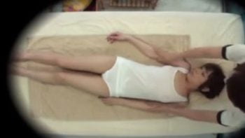 素人さんにオモチャで気持ち良くさせて我慢出来なくなって本番へ素人お姉さん中出しマッサージの...