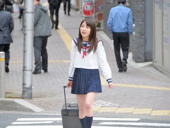 叔父さんの家に訪れた可愛い女子校生は叔父家族の餌食になるのでした女子校生中出し近親相姦鈴木心葉のアダルト動画