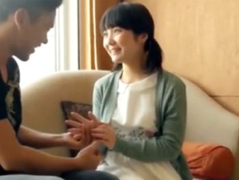 あどけなさの残る美少女とホテルで初めてのエッチ→奥まで挿入されてアヘ顔イキｗ美少女ハメ撮りのアダルト動画