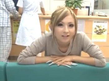 怪我をして入院中の黒ギャル娘をお見舞いハメでザーメン顔射お姉さんギャル顔射のアダルト動画