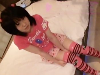 アウトすぎるガチ女子のパイパン膣に大人チンポねじ込み中出しハメ！美少女パイパン中出しの無料ポルノ動画