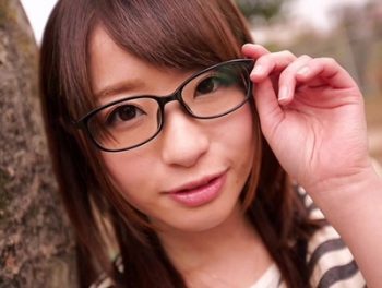 眼鏡JDの整った顔に大量ぶっかけできちゃうバキュームフェラチオめがね顔射フェラ初美沙希のアダルト動画