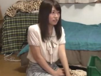 自宅に連れ込んだ女友達を酔わせてハメるｗ素人美少女盗撮の無料エロ動画