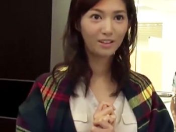 旦那が帰宅する寸前なのにギリギリまで自宅でハメ倒す背徳パコ人妻顔射3Pのアダルト動画