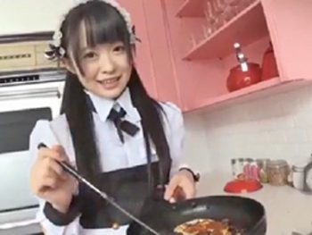 料理を焦がした激かわメイドちゃんにお仕置き！美少女コスプレのアダルトエロ動画