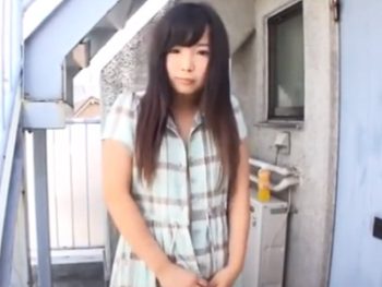帰宅中の少女をマンションの屋上に連れ込み子作りを教え込むヤバイやつｗ美少女パイパン中出しのエロ動画