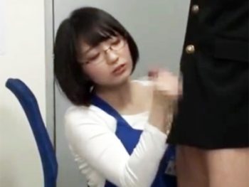 万引きした学生を事務所に拘束して逆レイプするメガネ痴女痴女めがねフェラ手コキの無料AV動画