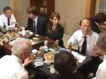 未亡人となった妻が旦那の葬式の後に親族の傍で義理の息子にヤられる…人妻熟女顔射近親相姦のアダルト無料動画