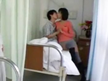 彼氏を看病してるのに巨チン見せたら興味持っちゃうイケナイ彼女美少女顔射湊莉久のセックス動画