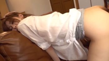 近所の綺麗な人妻さんが下着を着けずに誘惑してくる人妻巨乳フェラのアダルト動画