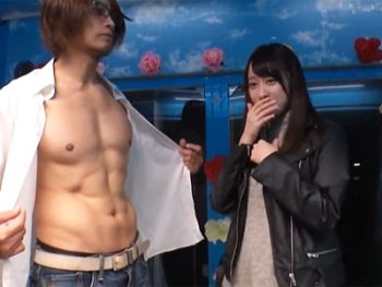 マッチョ好きの清楚系娘が照れながら腹筋に触り→そのままパコで潮吹きアクメ素人美少女潮吹きのアダルト動画