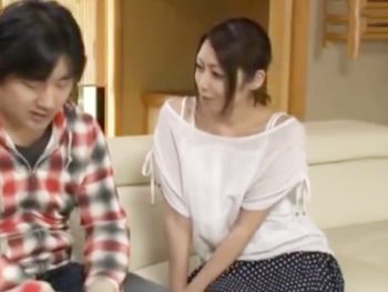 若い男子とセフレ関係に→中出しまでされる美人妻お姉さん人妻中出しのアダルト動画