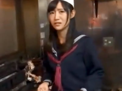 セーラー服姿のまま焼き鳥屋でバイトするJKをリモコンバイブ調教→潮吹き膣に大量中出し女子校生美少女中出しレイプ潮吹きの無料ポルノ動画