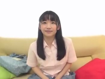 童顔の黒髪美少女に生挿入し膣中に大量のザーメンを注ぎ込む！美少女中出しのアダルト動画