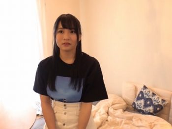 アイドル顔負けな童顔女子！自分の自宅ベッドを汚されながら初めての男優チンポでぐちょ濡れイキ素人美少女のアダルト動画