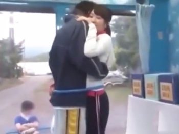 彼氏じゃないのに‥ラップ越しキスで発情して一線を越えちゃう素人娘ｗ素人美少女ナンパのアダルト動画