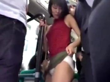 ミニスカ美少女が痴漢魔につけられて公開バス内レイプ！お姉さんレイプ痴漢のアダルト動画