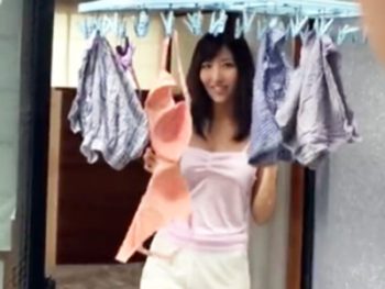 一人エッチ中の人妻を覗いてたらがっつり目が合い寝取りパコ巨乳人妻オナニーのエロ動画