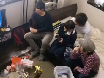 ゲーム好きのJ○を自宅へ連れ込んで悪い大人たちが集団輪姦素人美少女レイプ乱交の無料アダルト動画