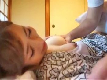 寝ている彼女を起こしてハメ撮りしながらオハヨウSEXお姉さんギャルハメ撮りのエロ動画