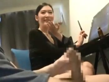 AVの製作現場で働く淫乱美女が編集作業中に発情→同僚チンポで性欲解消お姉さん中出しのAV無料動画