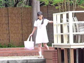 夏休みにプールに通う少女を狙い公衆トイレに連れ込みレイプ美少女レイプのエロ動画