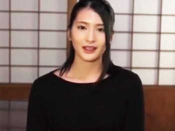 清楚な美人妻が欲求不満を募らせAV出演→男優の激ピスに我を忘れて乱れイキ素人人妻顔射のエロ動画