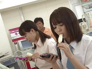 JKギャルがスマホに夢中すぎてアイスとチンポすり替えられても中出しされても気付かないｗｗｗｗ女子校生ギャル中出しフェラ露出の無料エロ動画